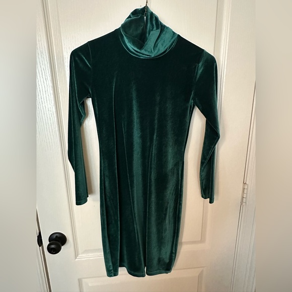 Green Velvet Mini Dress. Size Medium - Picture 12 of 15